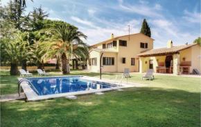 Three-Bedroom Holiday Home in Mont-ras